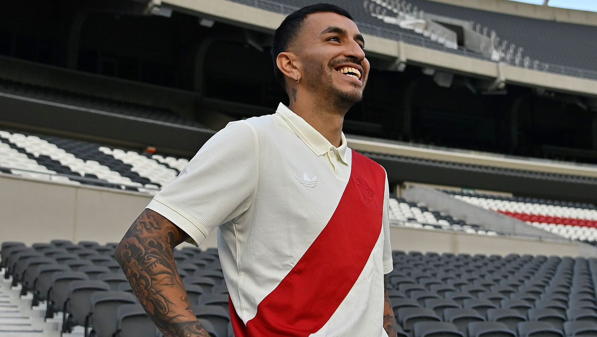 Ángel Correa ya luce la indumentaria de River Plate. (Foto: X @RiverPlate)