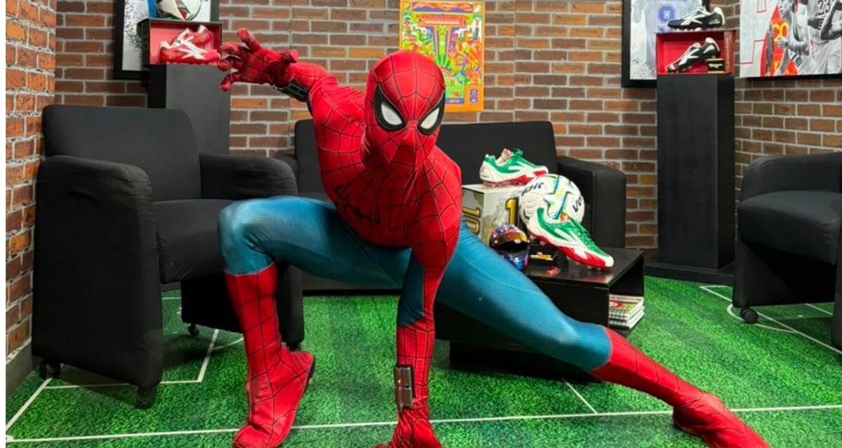 Spider-Man irrumpe en la redacción de Mediotiempo y causa sensación | Foto: Editorial Mediotiempo