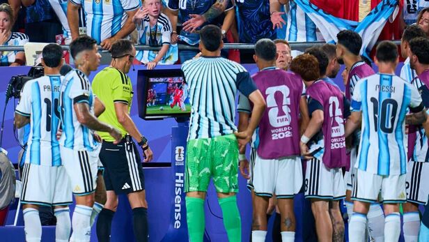 El árbitro checó la jugada en el VAR. (Foto: Mexsport)