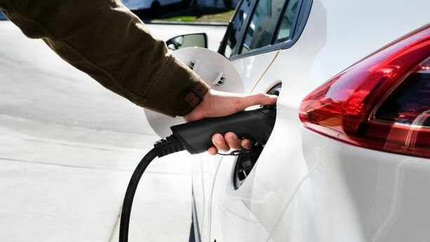 Errores comunes que dañan los autos híbridos en México y cómo evitarlos. Foto: MediotiempoIA