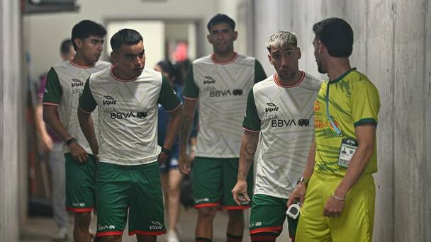 Los futbolistas tuvieron que resguardarse (Imago7)