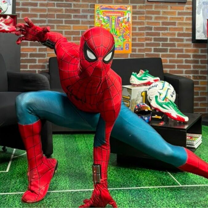 Spider-Man irrumpe en la redacción de Mediotiempo y causa sensación | Foto: Editorial Mediotiempo