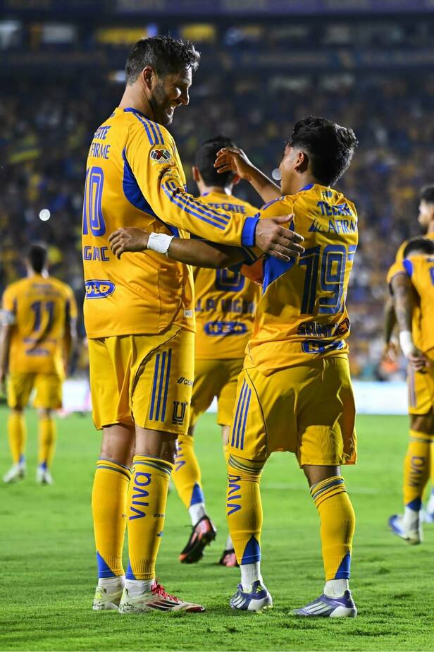 Gignac junto a Chicha. (Foto: Mexsport)