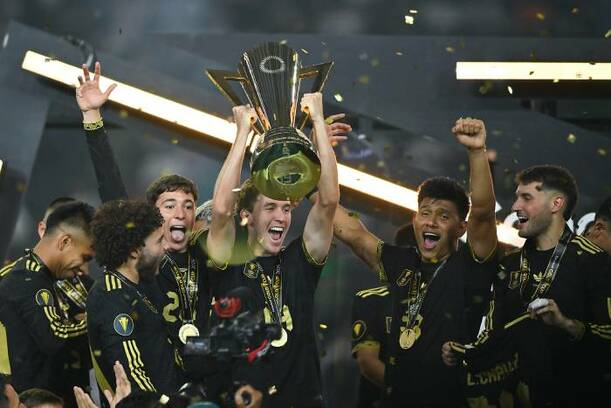Jugadores del Tri levantan la Copa Oro (Imago7)