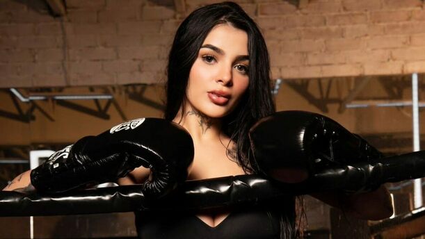 Karely Ruiz en su faceta de boxeadora (@karelyruiz)