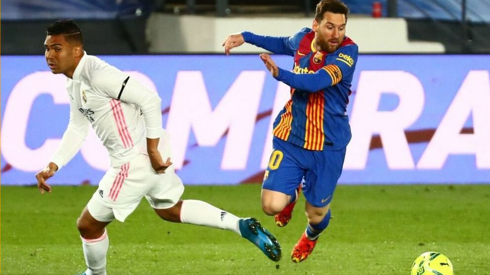 Casemiro enfrentando a Lionel Messi en ElClásico de la temporada 2020/2021 (Reuters)