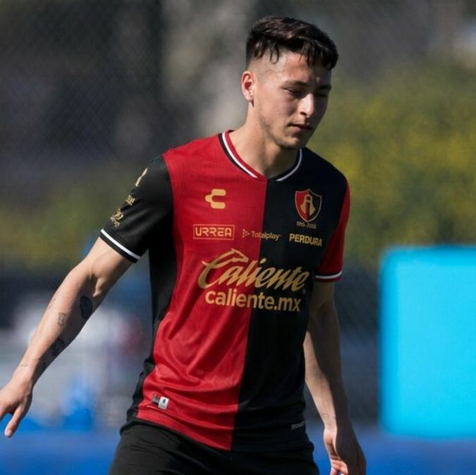 Florián Monzón podría llegar al Atlas (ChatGPT/@Velez)