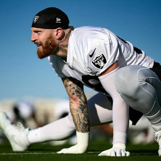 Maxx Crosby regresó a los entrenamientos con los Raiders tras una operación en la rodilla | Foto: @Raiders