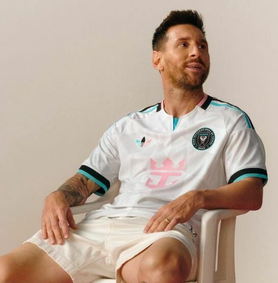 Messi está sentado en una sencilla silla blanca. (Foto: adidas)
