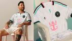 Messi está sentado en una sencilla silla blanca. (Foto: adidas)