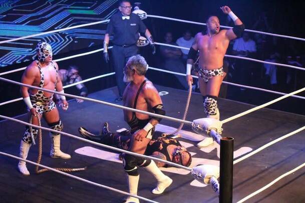 Texano Jr., y Súper Nova someten a Pirata Morgan ante la mirada de Rey Wagner en una lucha de LM52. FOTO: @LM52