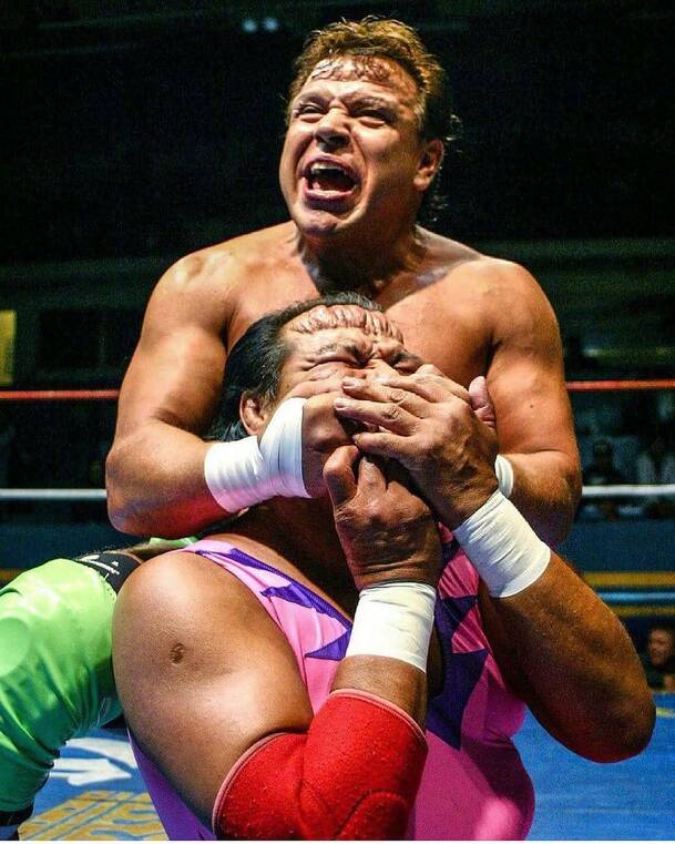 El Texano hace sufrir al Villano III durante una batalla. FOTO: @texanojr_84
