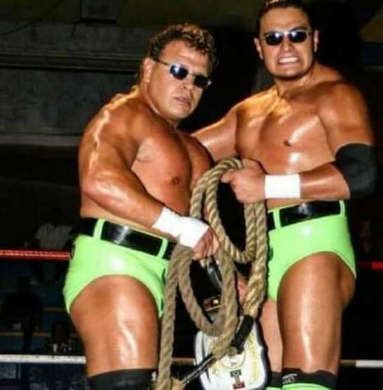 Los Texanos, padre e hijo, llegaron a compartir esquina en los encordados de la lucha libre mexicana. FOTO: @texanojr_84