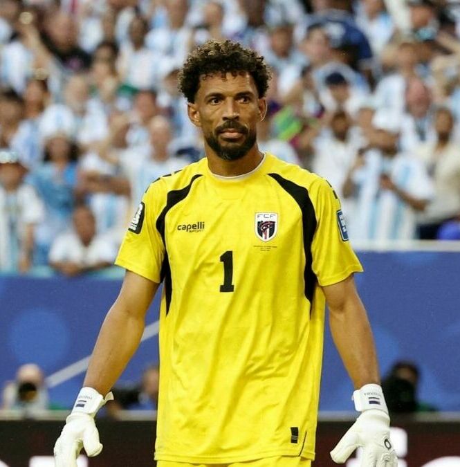 Vozinha enfrentando a Lionel Messi en el Mundial 2026 (Reuters)