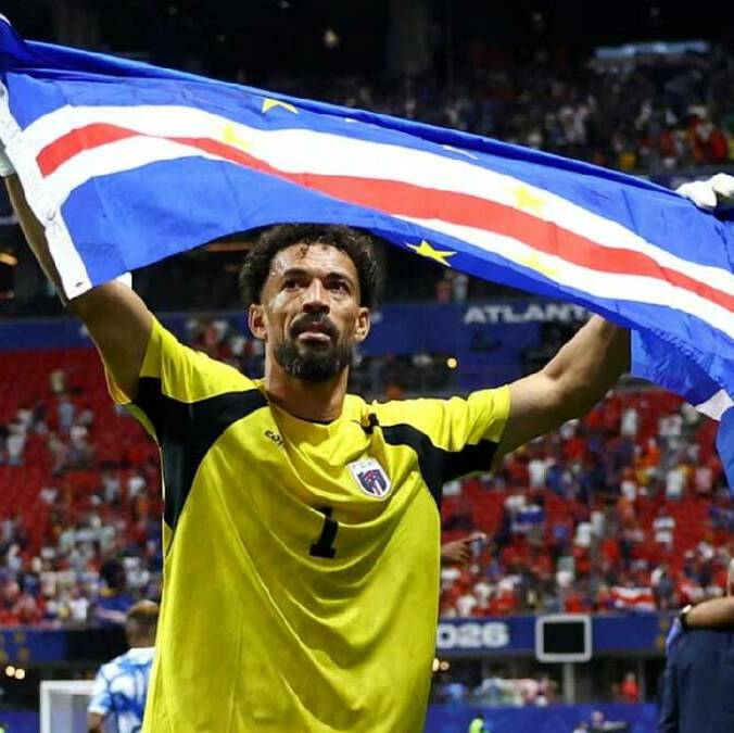 Vozinha levanta la bandera de Cabo Verde durante un partido de la Copa del Mundo 2026. FOTO: Reuters