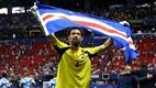 Vozinha levanta la bandera de Cabo Verde durante un partido de la Copa del Mundo 2026. FOTO: Reuters