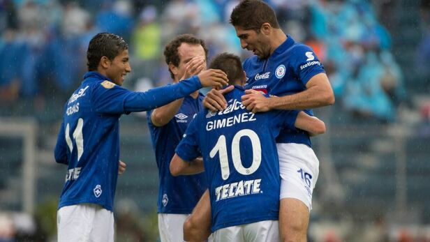 Cruz Azul festejando el gol del Chaco. (Foto: Mexsport)