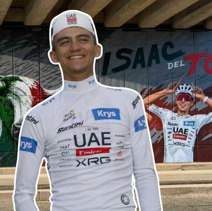 Isaac del Toro recibe homenaje con un espectacular mural en Ensenada tras su histórico Tour de Francia. FOTO: EFE / @RodriSabato