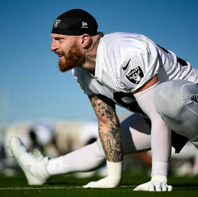Maxx Crosby regresó a los entrenamientos con los Raiders tras una operación en la rodilla | Foto: @Raiders