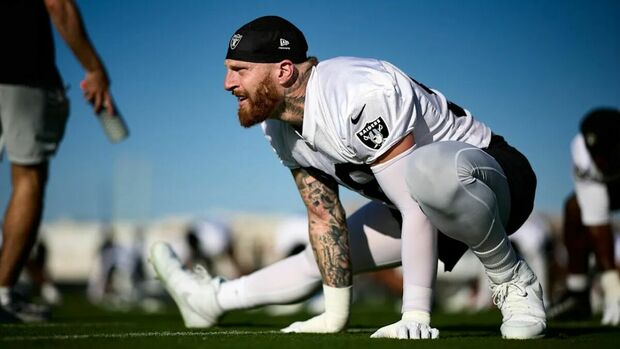 Maxx Crosby regresó a los entrenamientos con los Raiders tras una operación en la rodilla | Foto: @Raiders
