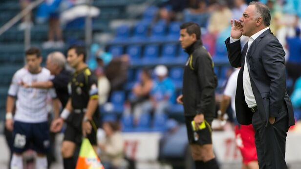 Memo dirigiendo a los celestes. (Foto: Mexsport)