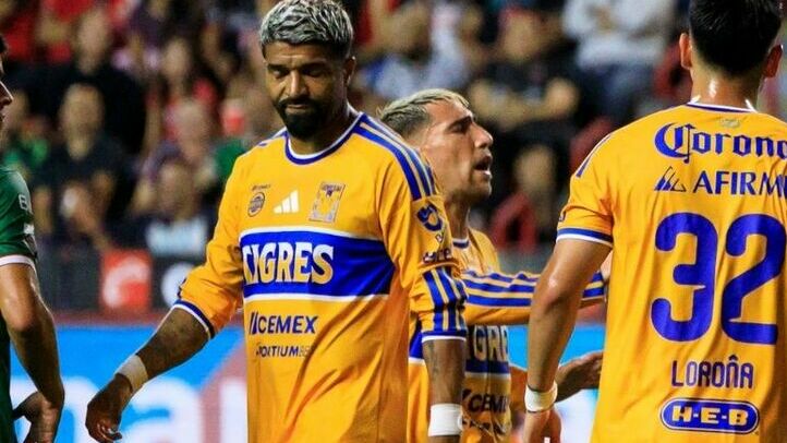 Rodrigo Aguirre fue expulsado por taparse la boca (Mexsport)