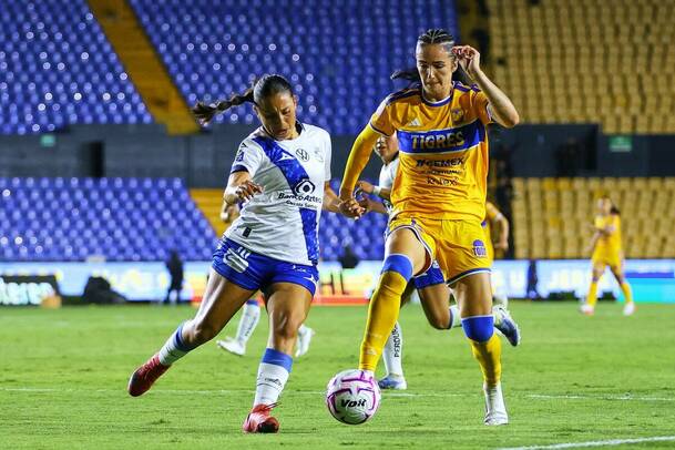 Diana Ordoñez disputa la pelota ante una defensora del Puebla. FOTO: Imago7