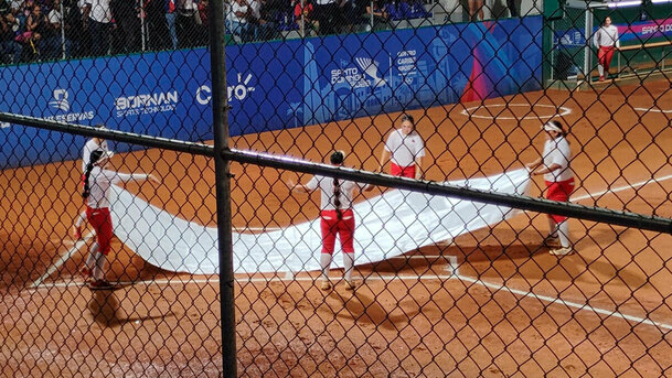 Jugadoras de México intentaron resguardar el terreno de juego. (Foto: Martha Cedillo)