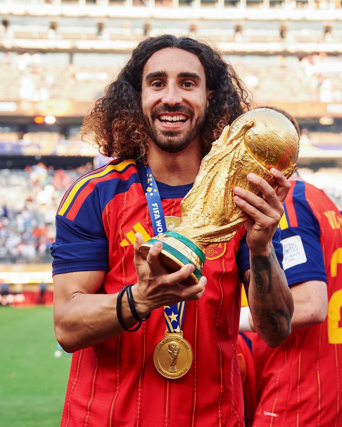 Marc Cucurella sostiene el trofeo de la Copa del Mundo 2026 tras ganar la Final del certamen. FOTO: @cucurella3