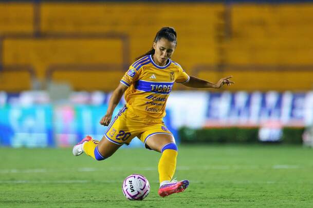 Mariza Silva saca un disparo en el partido entre Tigres y Puebla de la Liga MX Femenil. FOTO: Imago7