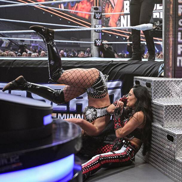 Brie Bella recibe un doloroso castigo abajo del cuadrilátero durante el SummerSlam 2026. FOTO: WWE.com