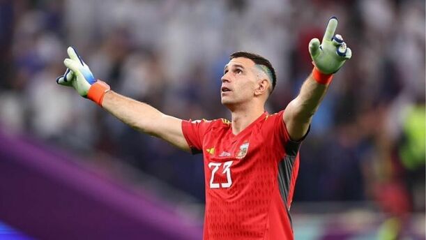 El Dibu Martínez entre los mejores porteros que jugarán el Mundial 2026. (@emartinez / X).