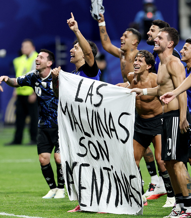 Lisandro Martínez y Giovani Lo Celso tomaron la manta alusiva a Las Malvinas. (Foto: Reuters)