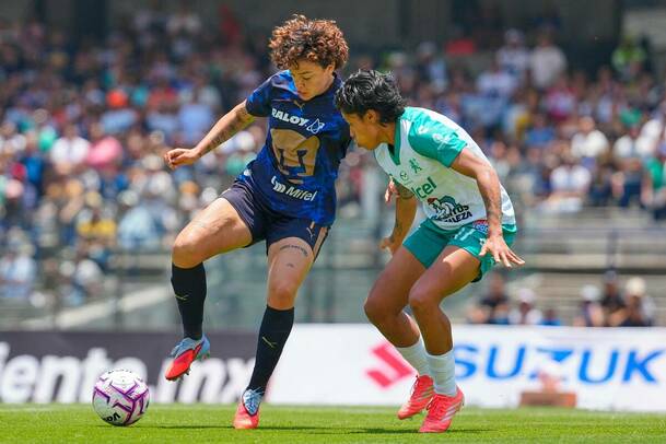 Stephanie Rivero intenta superar a una oponente en el duelo entre Pumas y León en CU. FOTO: Imago7