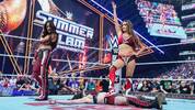 Brie Bella se toma el brazo tras traicionar junto con su hermana a Paige. FOTO: WWE.com