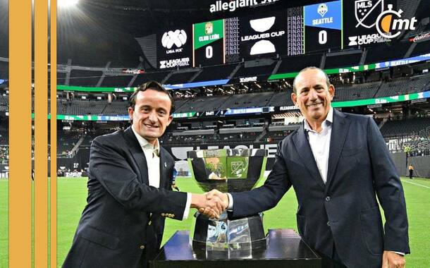 Mikel Arriola junto a Don Garber, comisionado de MLS (Imago7)