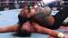 Roman Reigns logra poner en toque de espalda a Seth Rollins para mantener el cetro Mundial Completo en su cintura. FOTO: Captura @WWE