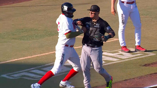 Danry Vásquez y Rodolfo Amador antes de la pelea en el Toros vs. Acereros. (Foto: Captura de pantalla)