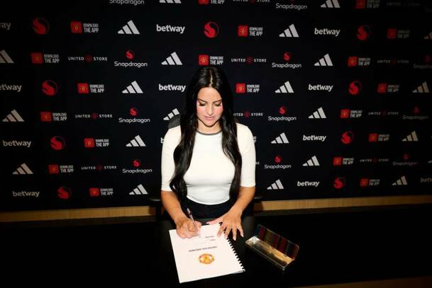 Eva Olid fue presentada como nueva entrenadora del Manchester United Femenino. FOTO: manutd.com