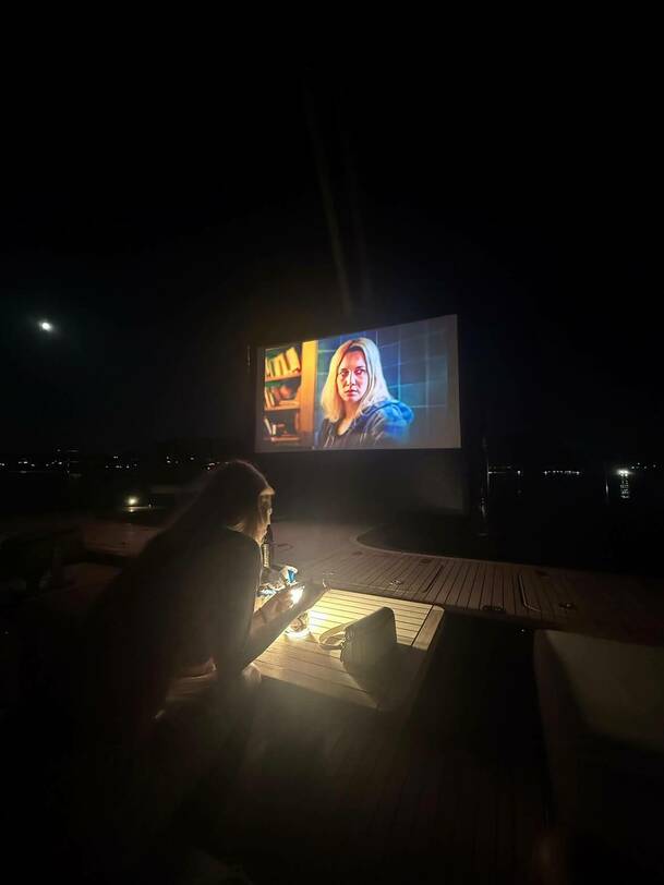 Esta es la imagen de Mbappé donde Ester Expósito aparece de espaldas mientras observan una proyección durante sus vacaciones. FOTO: @k.mbappe