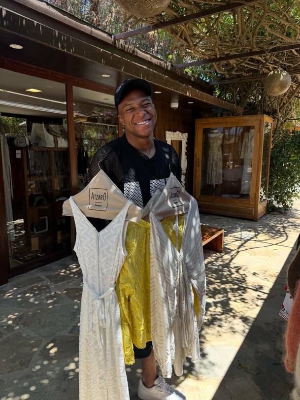 Kylian Mbappé sostiene entre sus manos varias prendas femeninas, aparentemente par Ester Expósito. FOTO: @k.mbappe