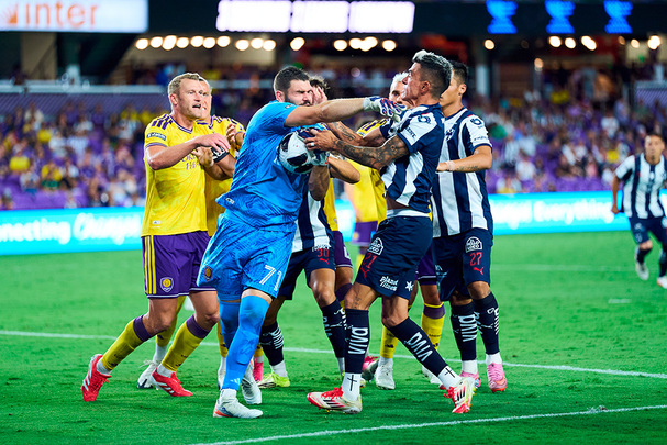 El partido vivió momentos de tensión en Orlando. (Foto: Mexsport)