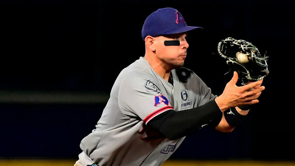 Rodolfo Amador disputó el siguiente juego tras el golpe de Danry Vásquez. (Foto: Acereros de Monclova)