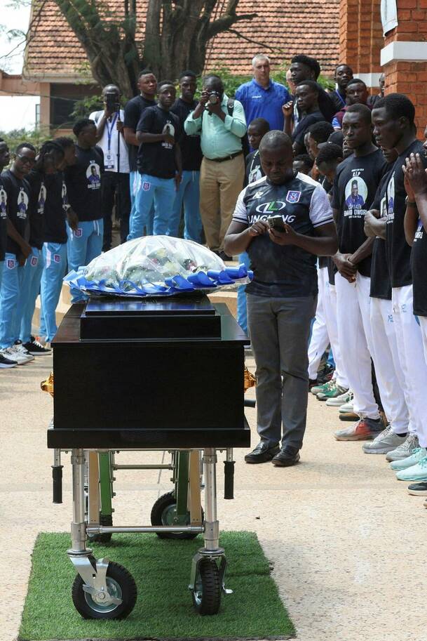 Futbolistas ugandeses rinden homenaje ante el féretro de David Owori, capitán del SC Villa. FOTO: Reuters