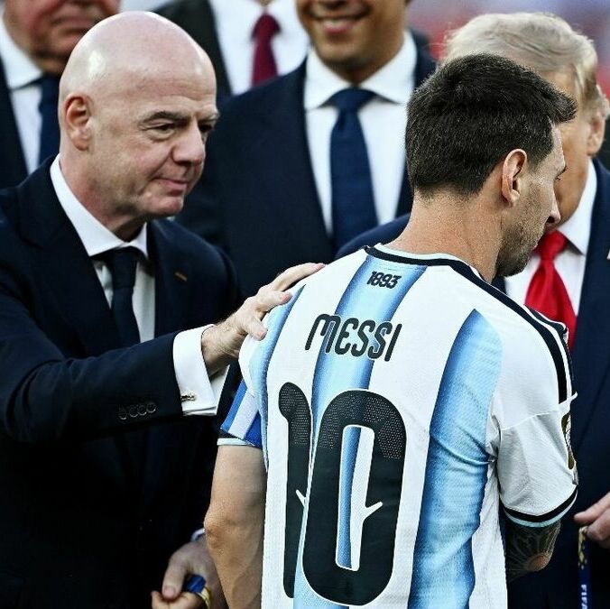 Gianni Infantino y Lionel Messi (Reuters)
