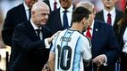 Gianni Infantino y Lionel Messi (Reuters)