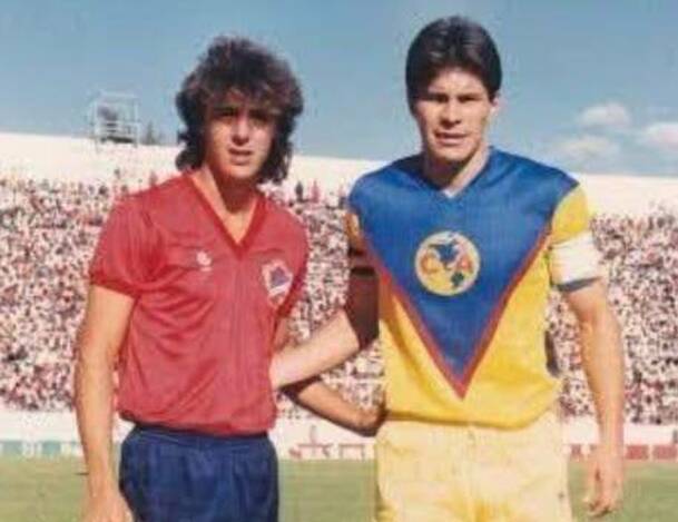 Raúl Paredes posa junto a Alfredo Tena, previo a un partido entre el Irapuato y el América. FOTO: Facebook 24 Morelos