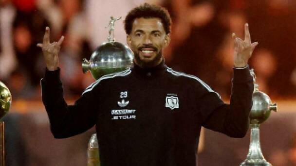 Vozinha, durante su primera aparición frente a los fanáticos de Colo Colo. (Reuters)
