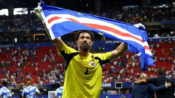 Vozinha levanta la bandera de Cabo Verde durante un partido de la Copa del Mundo 2026. FOTO: Reuters