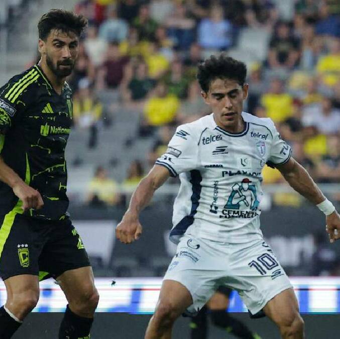 Elías Montiel intenta superar a un rival del Columbus Crew. FOTO: @Tuzos